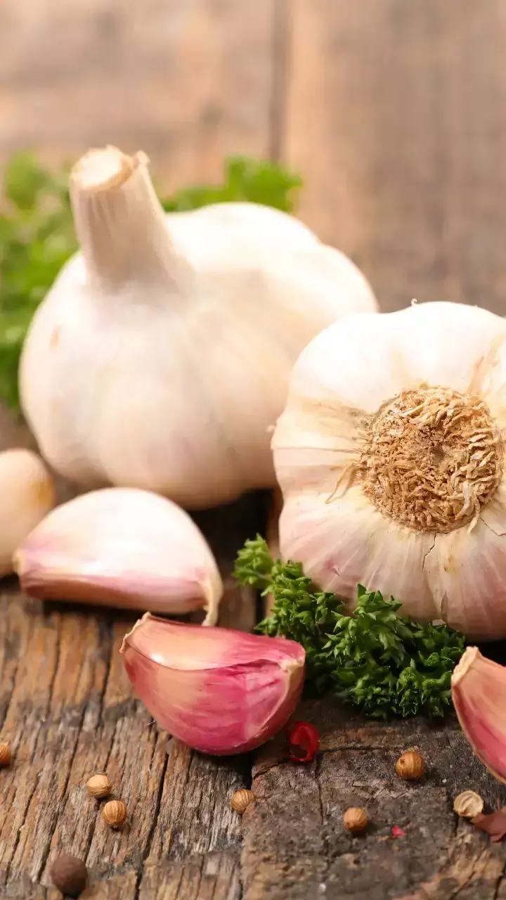 Lahsun Khane Ke Fayde: हर सुबह खाली पेट लहसुन खाने से दिखेगा कमाल, मिलेंगे ये जबरदस्त फायदे!