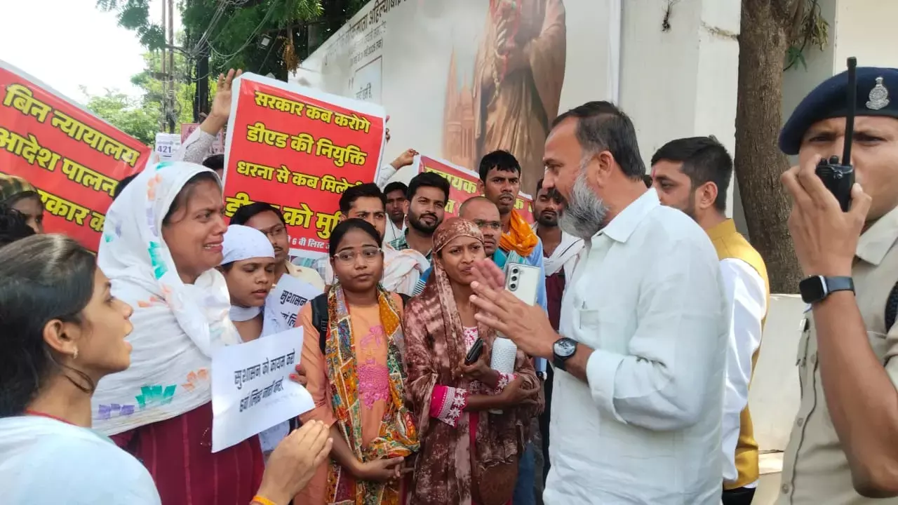 Protest: सहायक शिक्षक भर्ती की छठवीं सूची की मांग को लेकर डीएलएड अभ्यर्थियों ने किया प्रदर्शन, पुलिस से झूमाझटकी protest