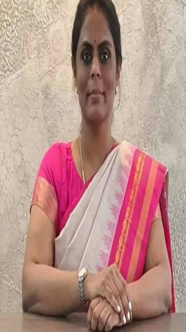 IAS Dr VS Alagu Varshini News: कौन है IAS डॉ वीएस अलगु वर्षिणी? जिसने छात्रों से शौचालय साफ करवाने का दिया आदेश
