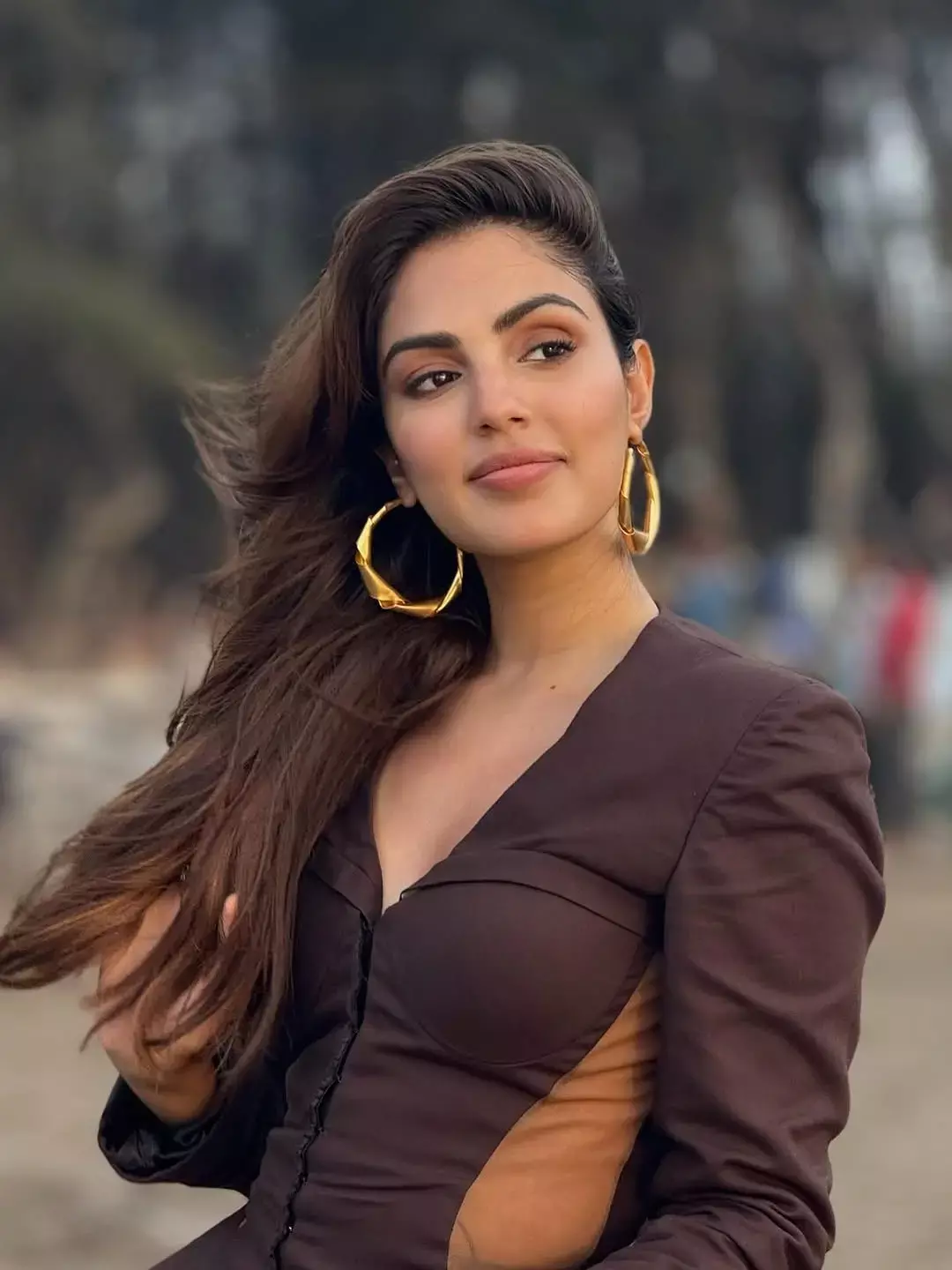 Rhea Chakraborty ने ब्राउन शॉर्ट ड्रेस में दी ऐसी पोज, फैंस बोले...
