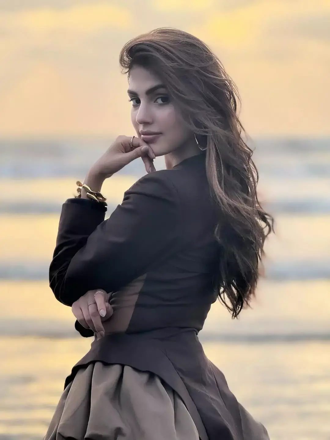 Rhea Chakraborty ने ब्राउन शॉर्ट ड्रेस में दी ऐसी पोज, फैंस बोले...