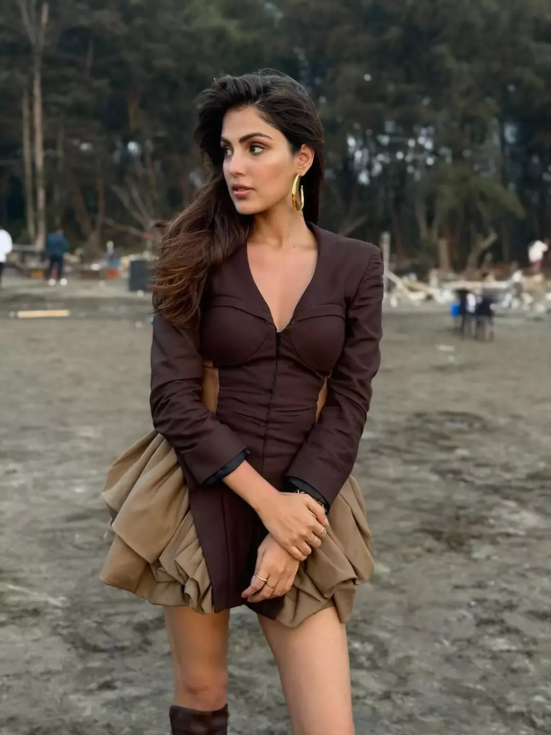 Rhea Chakraborty ने ब्राउन शॉर्ट ड्रेस में दी ऐसी पोज, फैंस बोले...