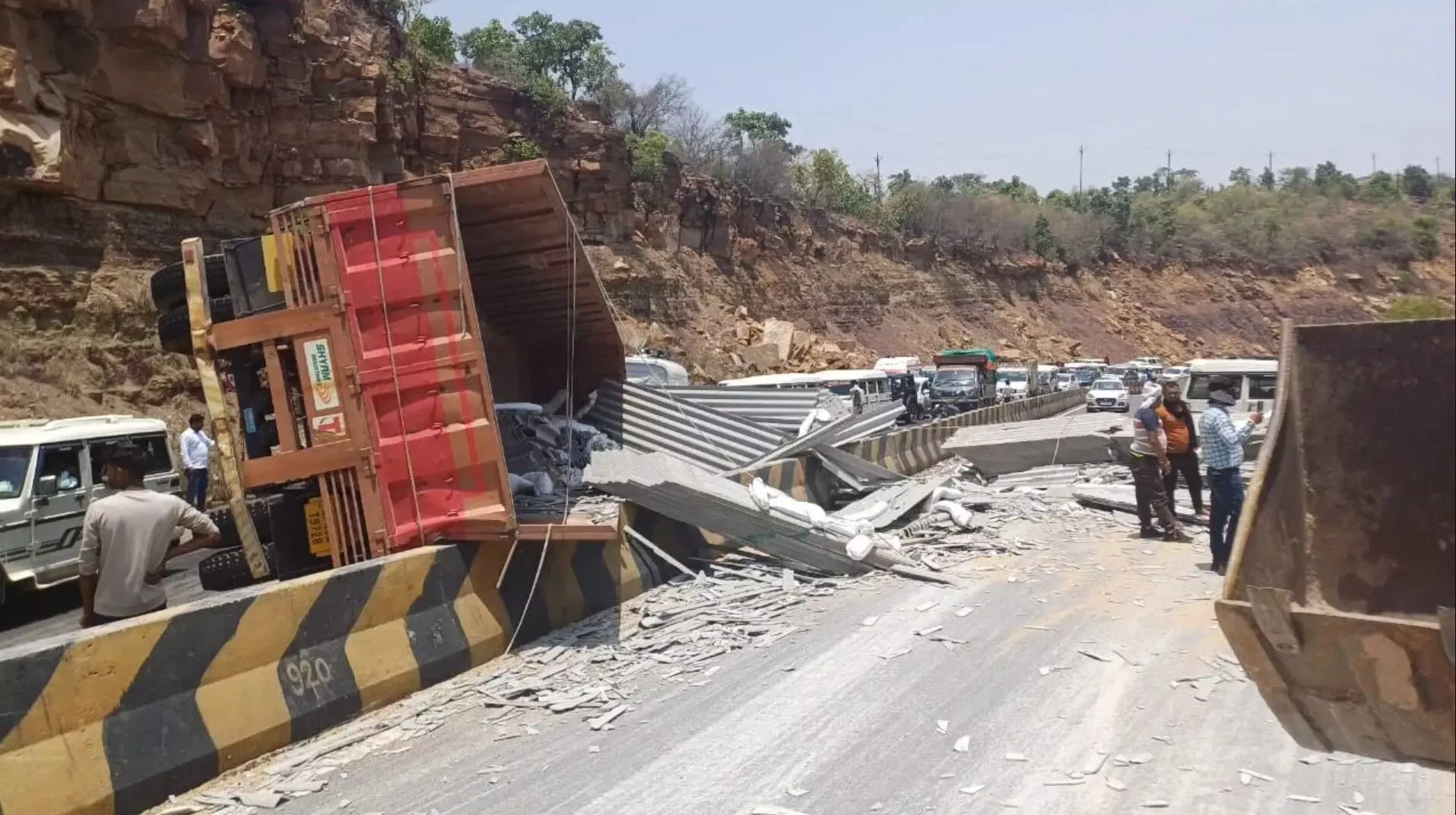 Rewa Road Accident: रीवा में मचा कोहराम! ऑटो पर पलटा ट्रक, 7 यात्रियों की दर्दनाक मौत, देखिये कितना भयानक था हादसा?