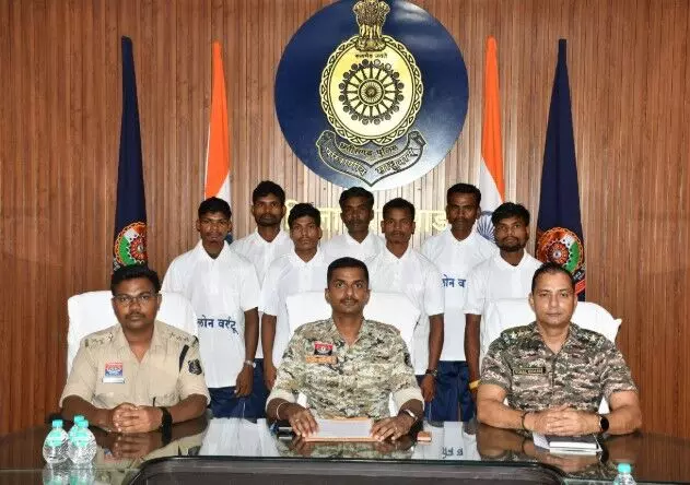 CG Naxal News: नक्सली संगठन को फिर झटका, दो इनामी माओवादियों समेत 7 ने किया सरेंडर...