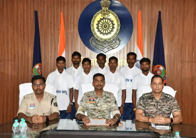 CG Naxal News: नक्सली संगठन को फिर झटका, दो इनामी माओवादियों समेत 7 ने किया सरेंडर...
