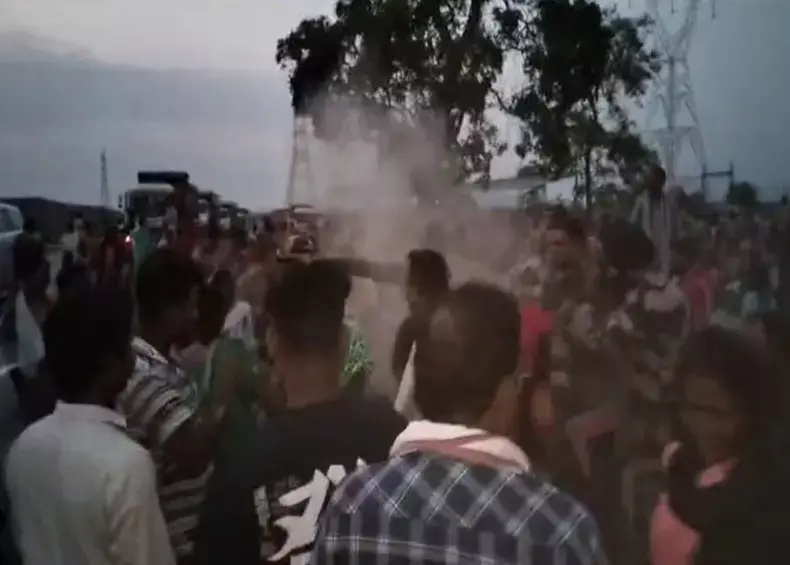 Korba News: अफसरों को नहला दिया राख से: देखिए Video, नाराज ग्रामीणों ने NTPC के DGM पर फेंका राख: सुरक्षाकर्मियों ने मुश्किल से बचाया