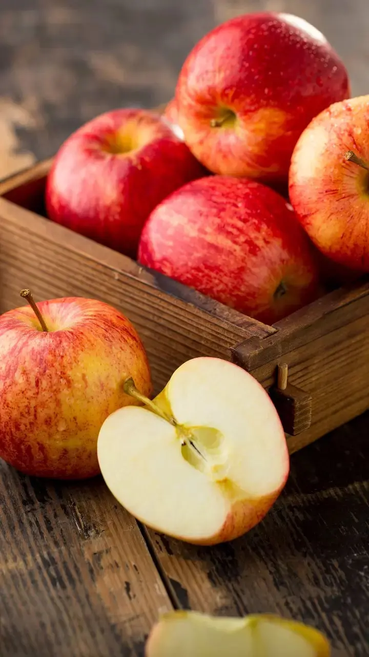 Apple Ke Fayde: एक सेब, फायदे अनेक, जानिये एक एप्पल रोज़ खाने के फायदे...