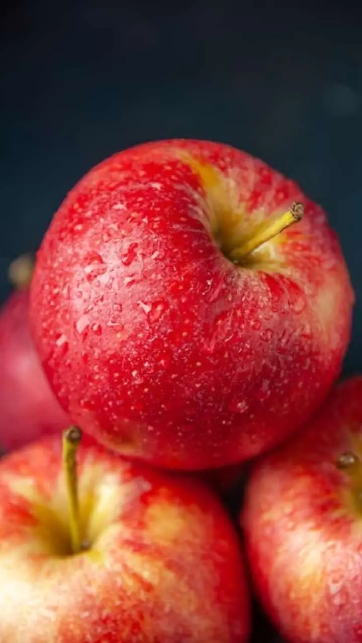 Apple Ke Fayde: एक सेब, फायदे अनेक, जानिये एक एप्पल रोज़ खाने के फायदे...