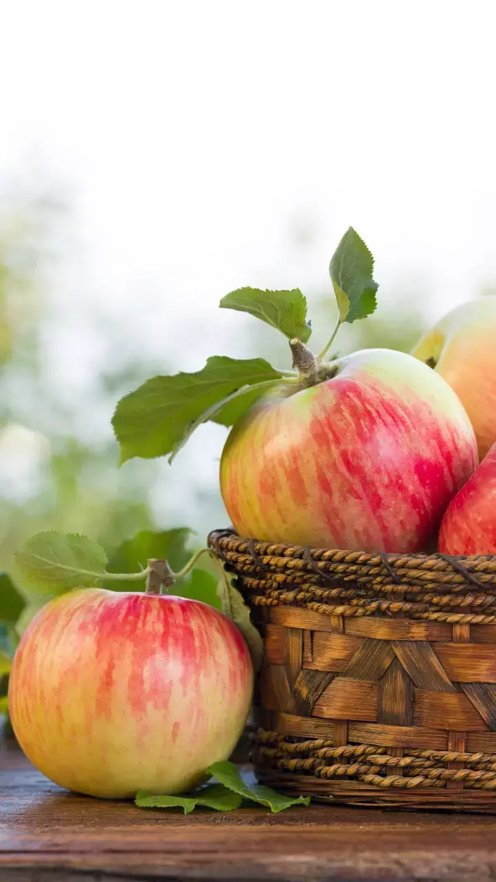 Apple Ke Fayde: एक सेब, फायदे अनेक, जानिये एक एप्पल रोज़ खाने के फायदे...