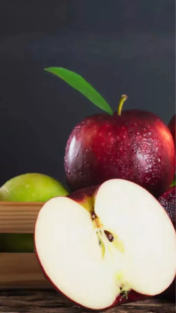 Apple Ke Fayde: एक सेब, फायदे अनेक, जानिये एक एप्पल रोज़ खाने के फायदे...