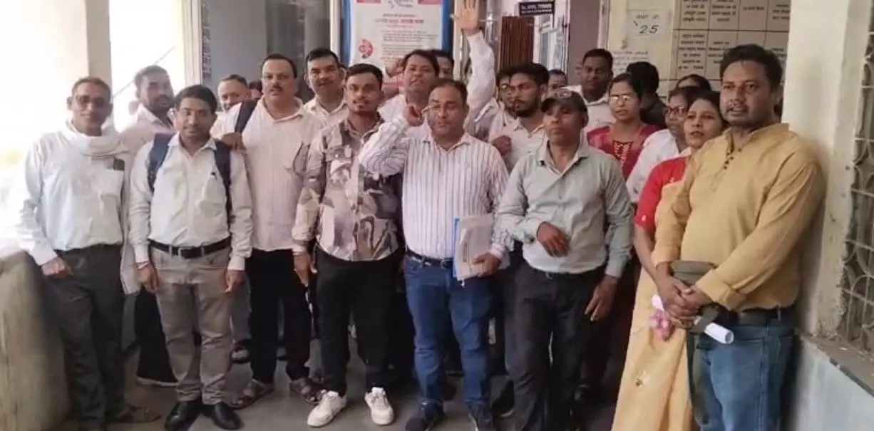 CG Yuktiyuktkaran: युक्तियुक्तकरण में गड़बड़ी, सर्व शिक्षक संघ ने कलेक्टर, डीईओ को सौंपा ज्ञापन