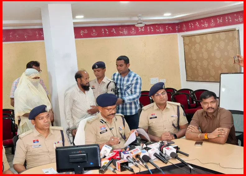 Raipur Bangladeshi Arrested: बांग्लादेश से रायपुर आकर बेच रहा था अण्डा, पुलिस ने पकड़ा, फर्जी मार्कशीट, पासपोर्ट समेत अन्य दस्तावेज जब्त... Raipur Bangladeshi Arrested: बांग्लादेश से रायपुर आकर बेच रहा था अण्डा, पुलिस ने पकड़ा, फर्जी मार्कशीट, पासपोर्ट समेत अन्य दस्तावेज जब्त...