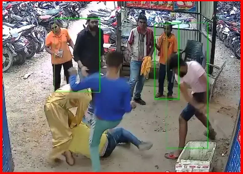 Raipur News: रेलवे की पार्किंग में चाकूबाजी, बदमाशों ने दिन दहाड़े कर्मचारी पर किया हमला, बगल में ही है थाना, वीडियो वायरल...