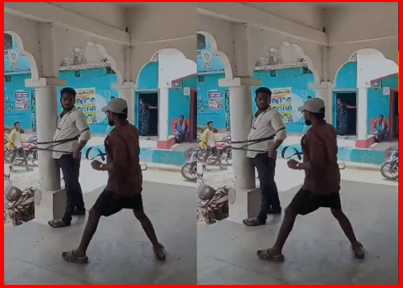 Baludabajar News: बर्बरता: खम्भे से बांधकर रेत माफियाओं ने युवक को पिटा, पुलिस ने बनाया प्रेम संबंध का केस