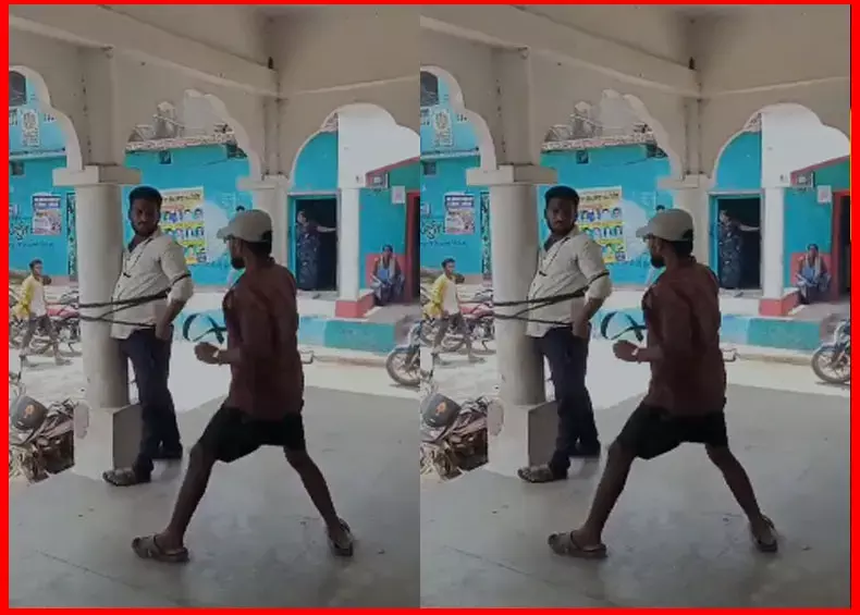 Baludabajar News: बर्बरता: खम्भे से बांधकर रेत माफियाओं ने युवक को पिटा, पुलिस ने बनाया प्रेम संबंध का केस