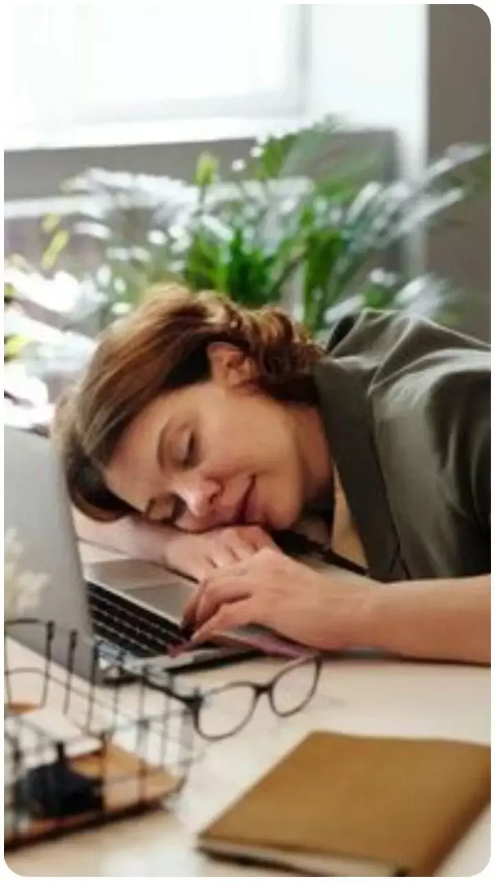 Khane Ke Baad Neend Kyun Aati Hai: खाने के बाद क्यों आती है नींद? जानिए फूड कोमा के पीछे छिपे साइंटिफिक फैक्ट