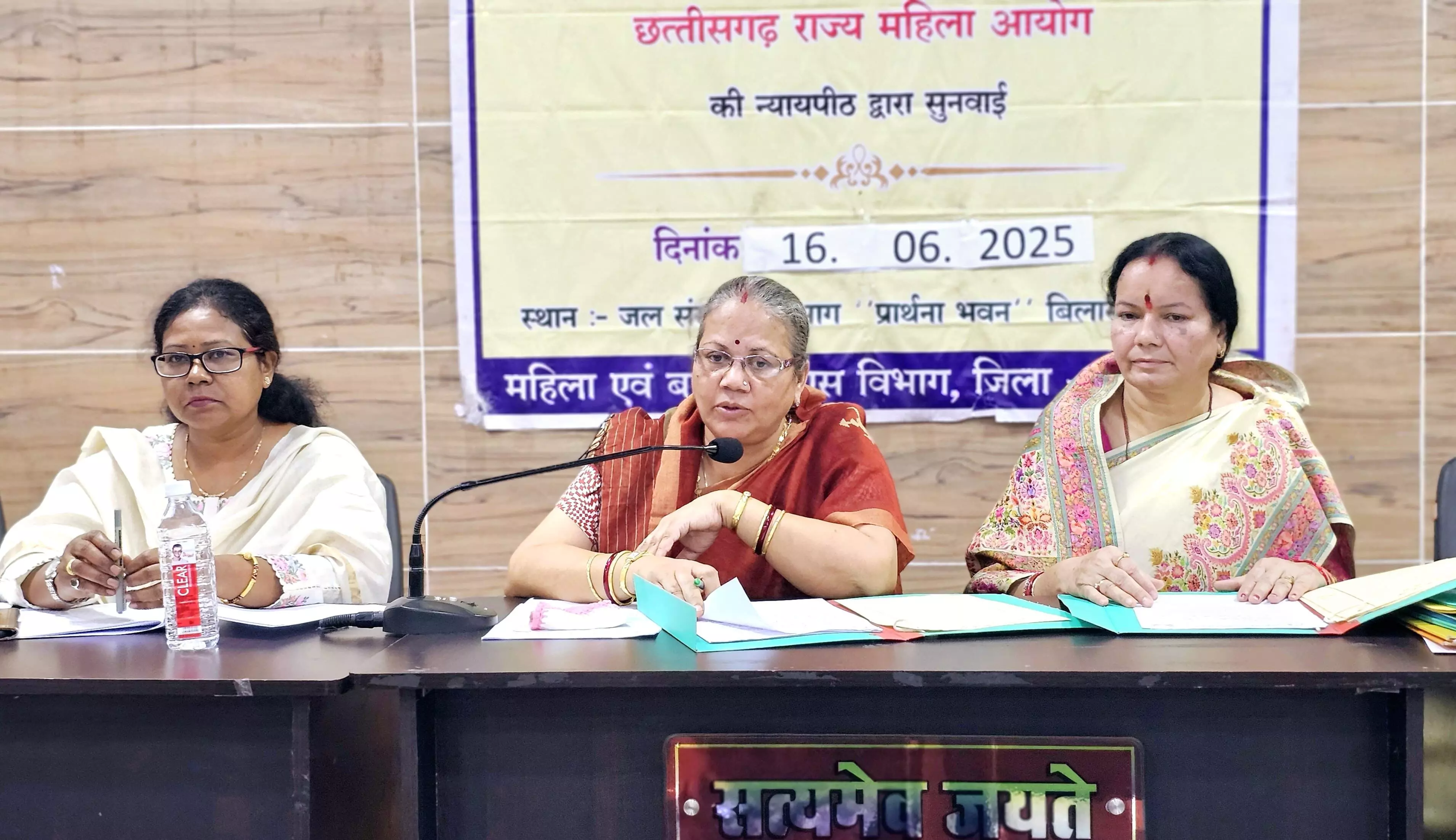 CG News: महिला आयोग की सुनवाई, शिक्षक ने किया दूसरा विवाह, महिला आयोग ने टीचर को सस्पेंड करने DEO को लिखी चिट्ठी