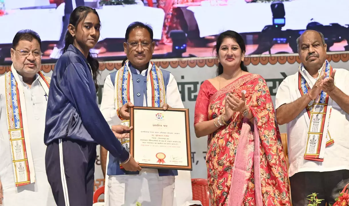 मुख्यमंत्री ने सार्थक एवं रक्षक अभियान का किया शुभारंभ, आंगनबाड़ी कार्यकर्ता और छात्राएं हुईं सम्मानित