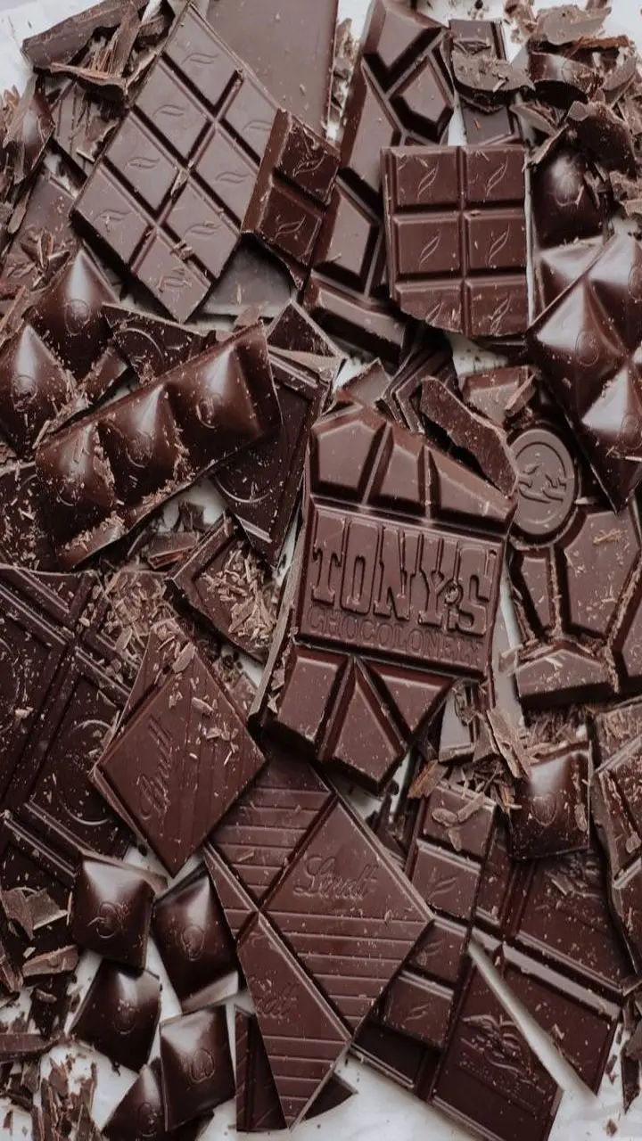 Dark Chocolate Khane Ke Fayde: क्या आपको भी चॉकलेट पसंद है? जाने इसके फायदे हो जाएंगे हैरान