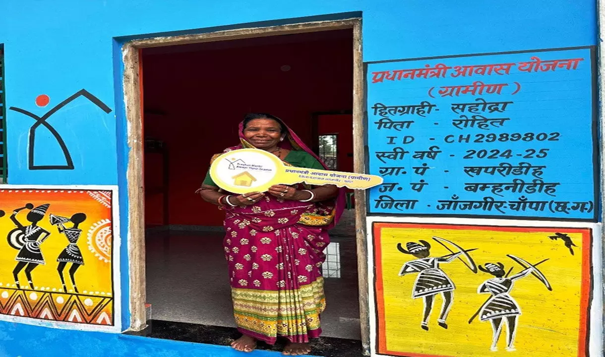 छत्तीसगढ़ में प्रधानमंत्री आवास की दीवारों पर जनजाति कलाकृतियां वाद्य यंत्र, नृत्य एवं अन्य आर्ट से सजाया सपनों का घर...