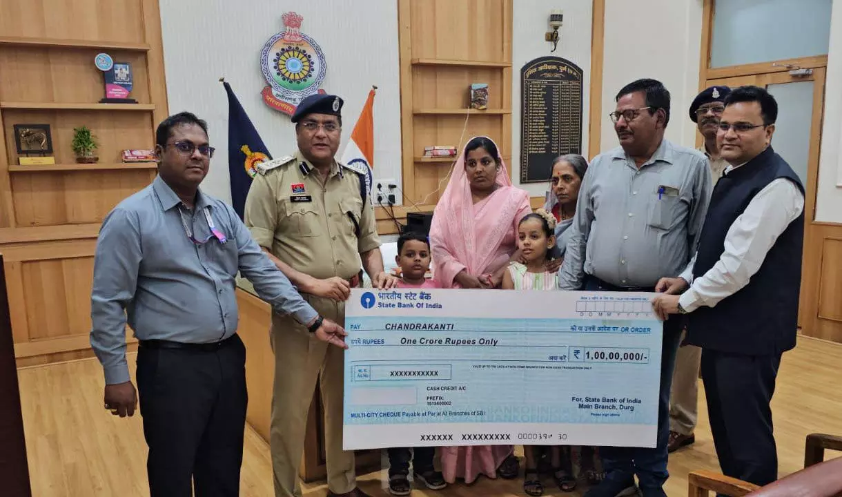 Durg News: कांस्टेबल की सड़क हादसे में मौत, नामिनी को मिला 1 करोड़ रुपये का चेक