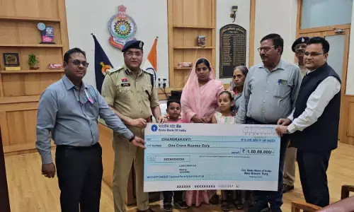 Durg News: कांस्टेबल की सड़क हादसे में मौत, नामिनी को मिला 1 करोड़ रुपये का चेक