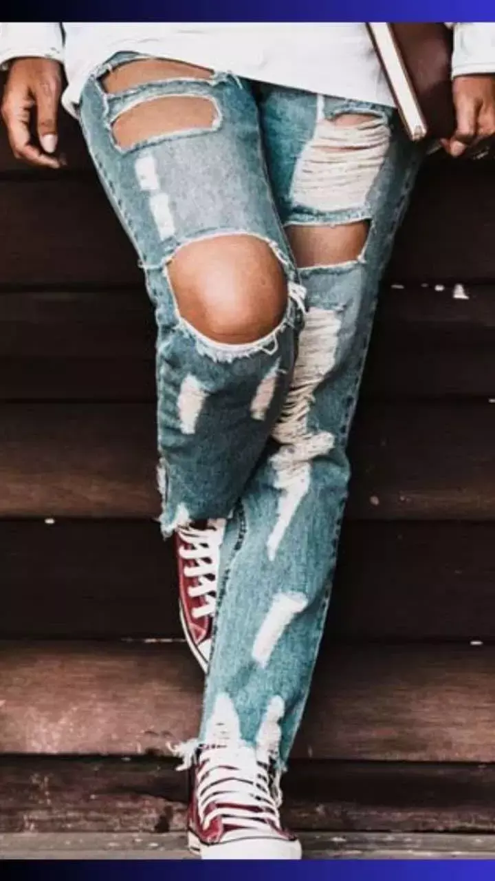 Vastu Tips: क्या आप भी फैशन के चक्कर में पहन रहे फटे कपड़े, तो हो जाइए सावधान!