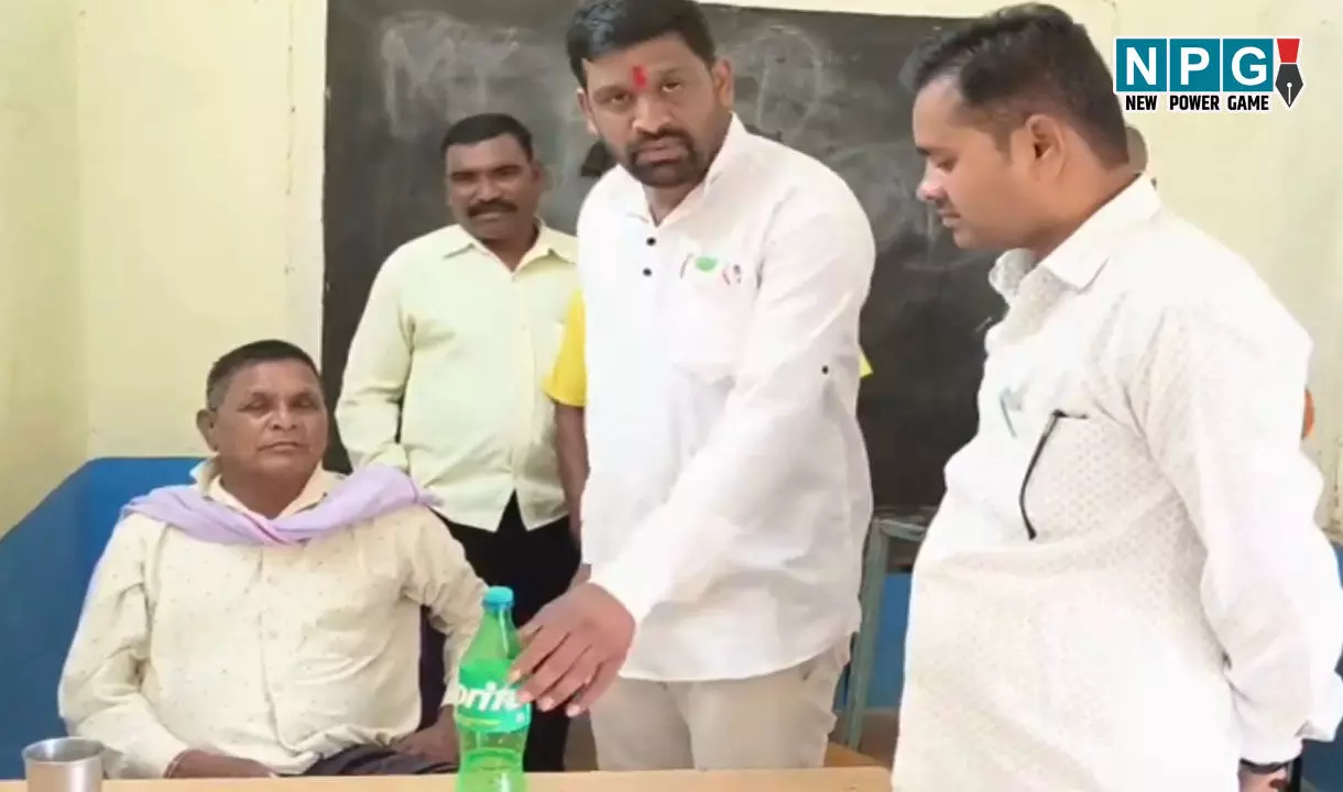 CG Teacher News,  शराबी प्रधान पाठक, स्प्राइट की बोतल में लाये थे शराब, स्कूल में पीते BJP मंडल अध्यक्ष ने पकड़ा...BEO से शिकायत
