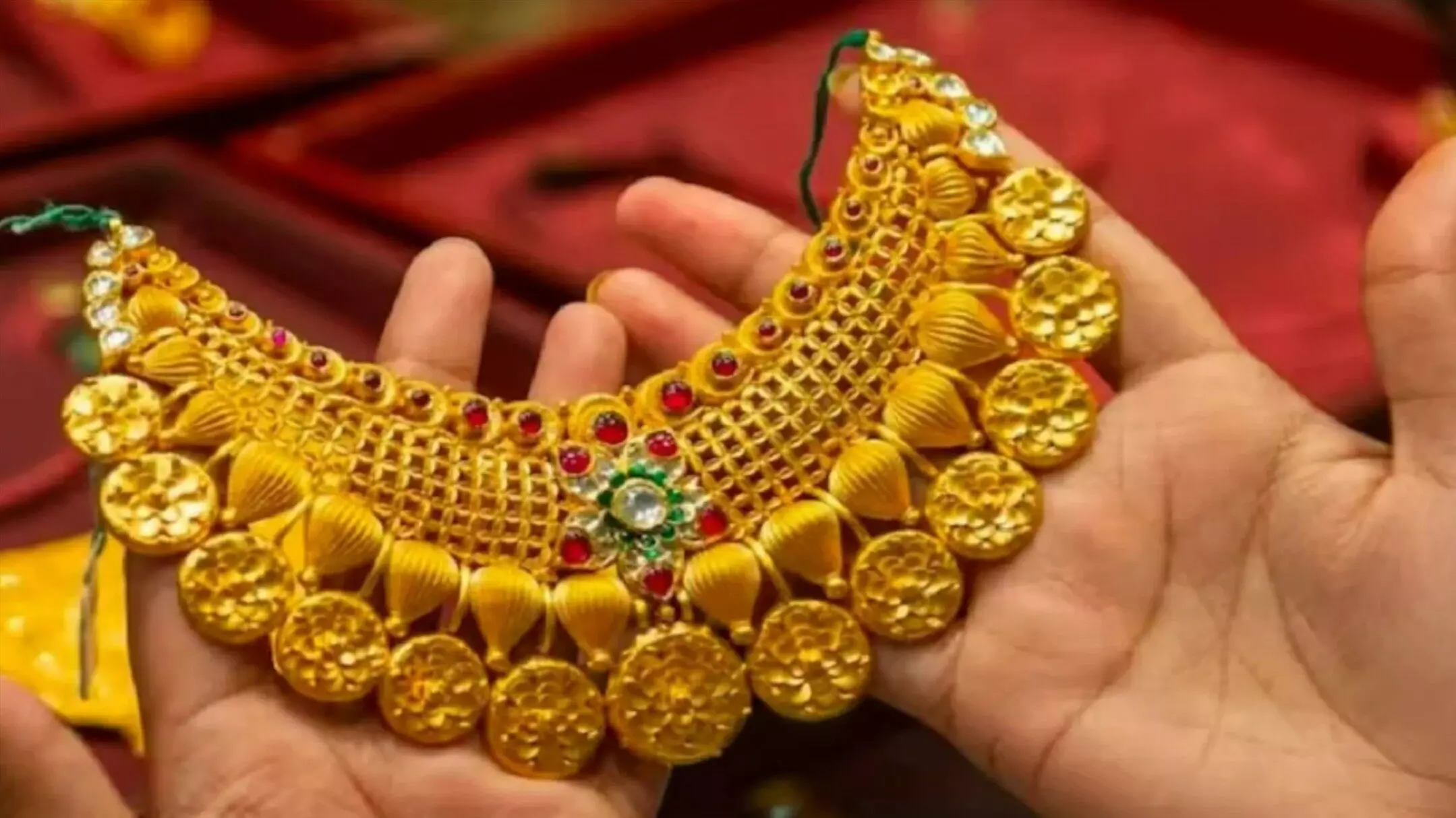 Gold Rate Today 25 June: फिर सस्ता हुआ सोना! जानें 25 जून को दिल्ली-मुंबई समेत आपके शहर में 22K और 24K रेट