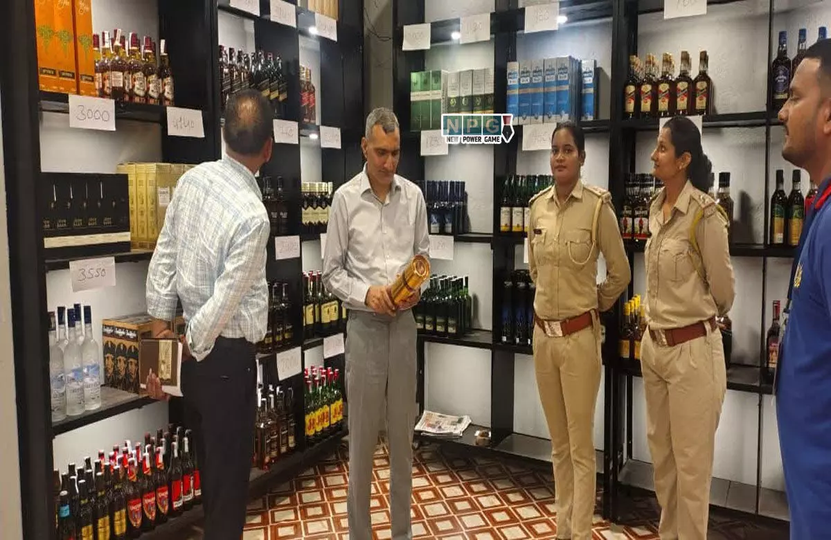 Bemetara News: प्रीमियम शराब दुकान पहुंचे कलेक्टर, किया मुआयना, ग्राहकों की सुविधाओं का ध्यान रखने दिया निर्देश, फोटो आई सामने