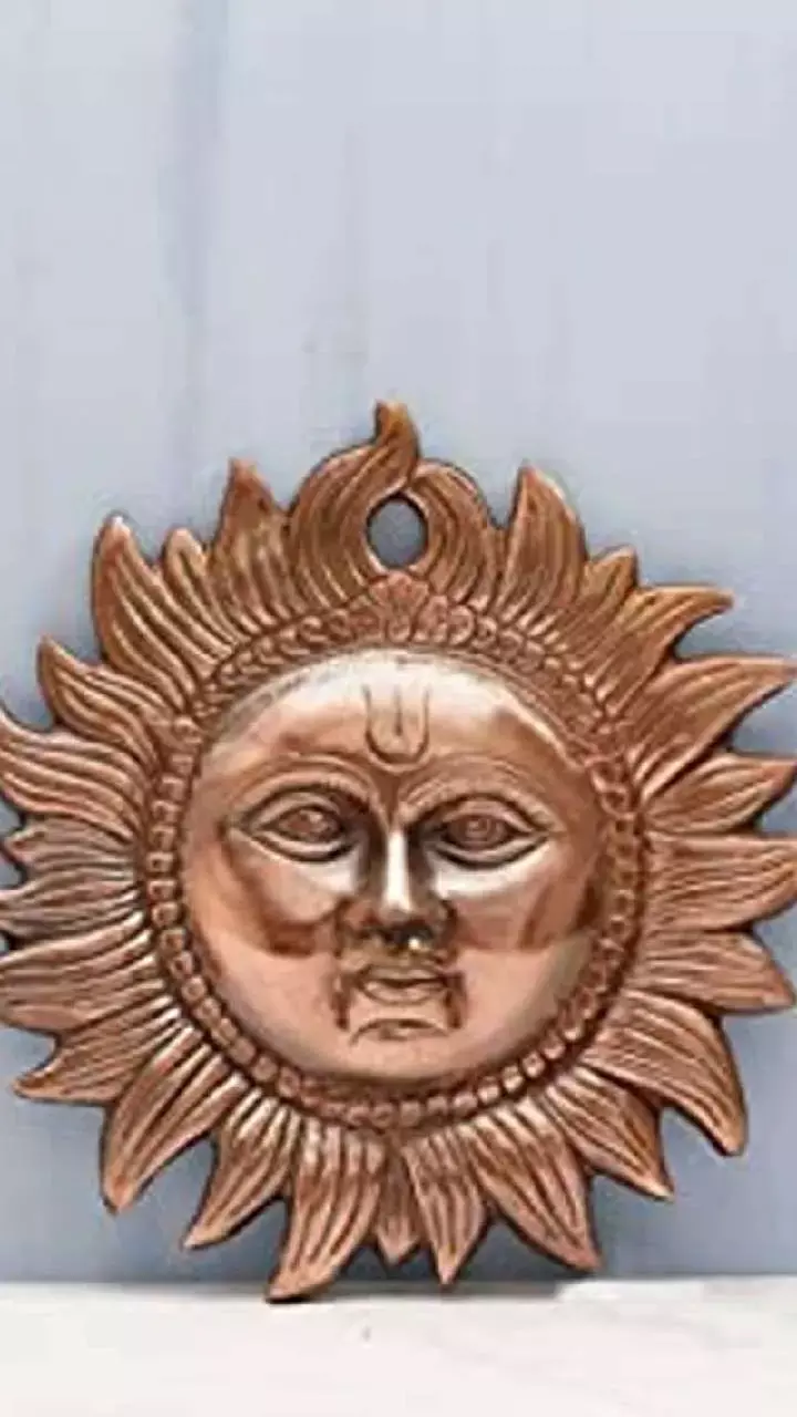 Vastu Tips: तांबे का सूरज लगाने में बरतें सावधानी, वरना वास्तु दोष से बढ़ सकती हैं परेशानियां