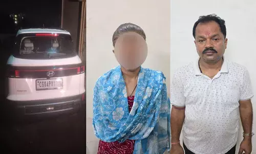 Raipur Crime News: चलती कार से लाश को फेंका, एक युवती समेत 2 गिरफ्तार, बोले-कार के अंदर कर रहे थे नशा, तभी हो गई मौत