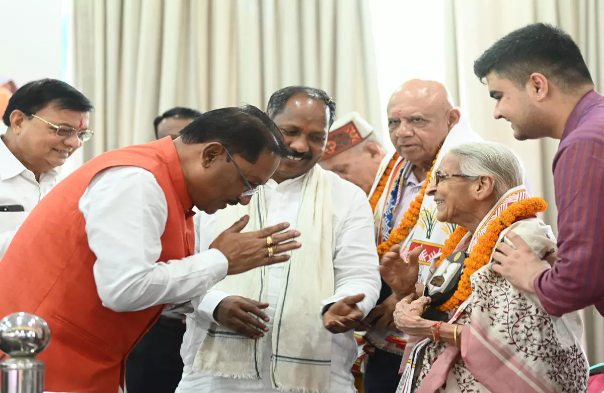 CM Vishnudeo Sai: आपातकाल स्मृति दिवस पर सम्मानित हुए लोकतंत्र सेनानी, मुख्यमंत्री विष्णु देव साय बोले-लोकतंत्र सेनानियों का संघर्ष हम सबके लिए प्रेरणास्रोत