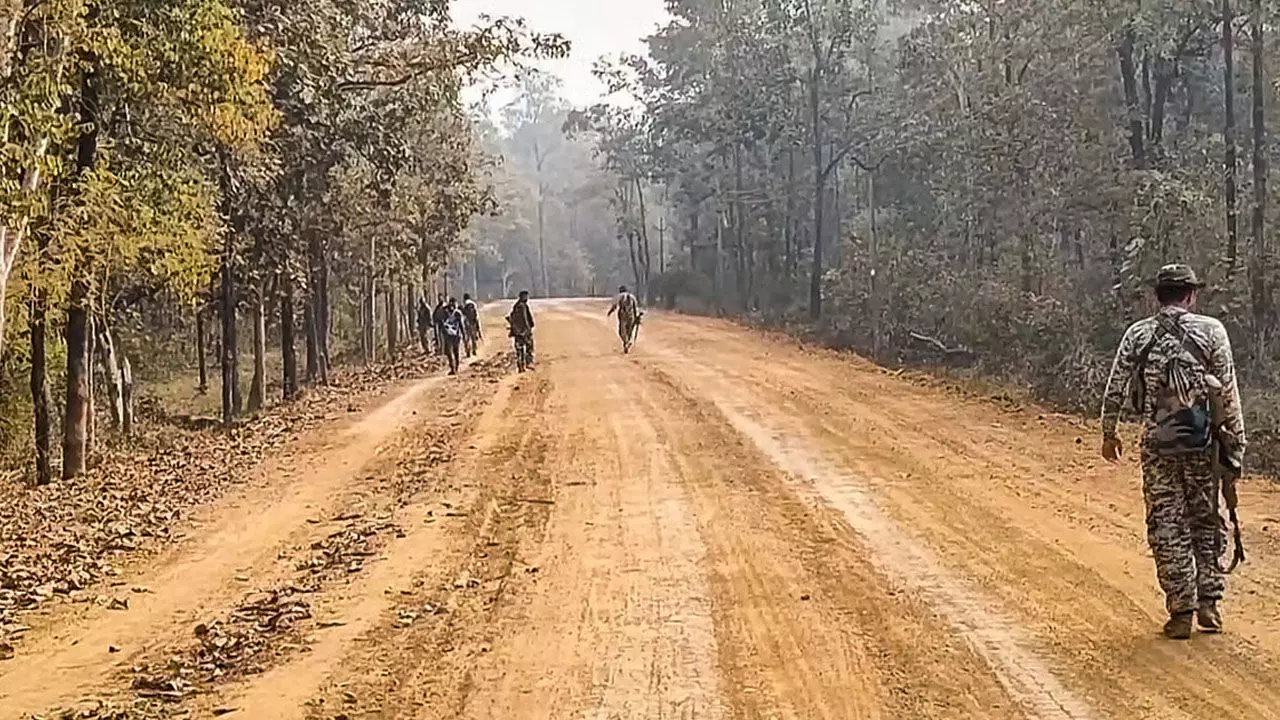 CG Naxal Encounter: अबूझमाड़ में सुरक्षाबलों की बड़ी कार्रवाई, दो ईनामी महिला नक्सली ढेर, INSAS रायफल समेत कई हथियार बरामद