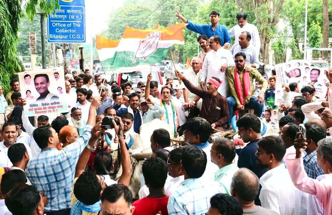 CG Political News: बैलगाड़ी-ट्रैक्टर में सवार कांग्रेसियों ने किया बीजेपी पर वार, खाद-बीज और स्कूल बंदी के खिलाफ छत्तीसगढ़िया अंदाज में किया प्रदर्शन