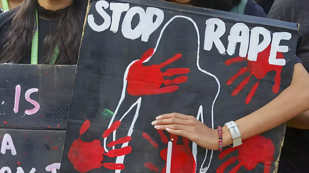 Kolkata Gang Rape Case: कोलकाता गैंगरेप केस, वीडियो बनाने वालों पर भी रेप केस क्यों? कानून का ये पहलू जानकर चौंक जाएंगे आप Kolkata Gang Rape Case: कोलकाता गैंगरेप केस, वीडियो बनाने वालों पर भी रेप केस क्यों? कानून का ये पहलू जानकर चौंक जाएंगे आप