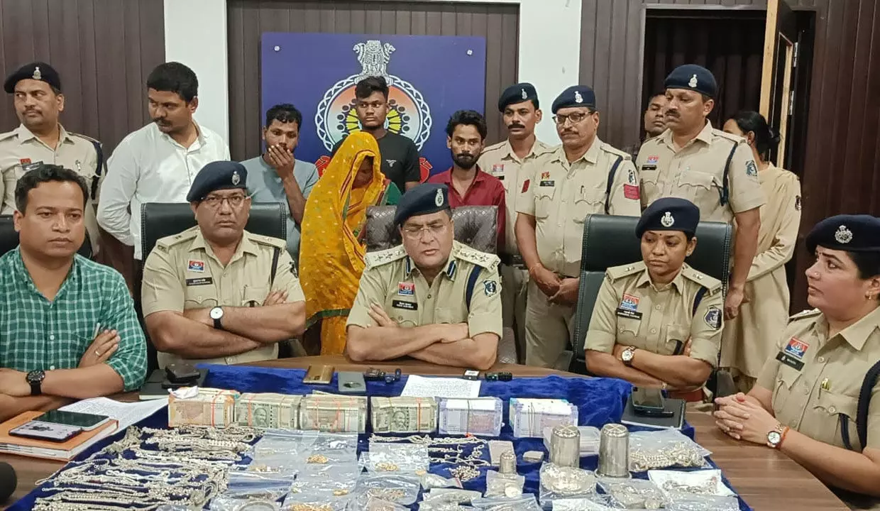 Durg News: 50 लाख की चोरी खुलासा, सोने-चांदी और नगदी को पुलिस से बचाने जमीन में गाड़े... Durg News: 50 लाख की चोरी खुलासा, सोने-चांदी और नगदी को पुलिस से बचाने जमीन में गाड़े...