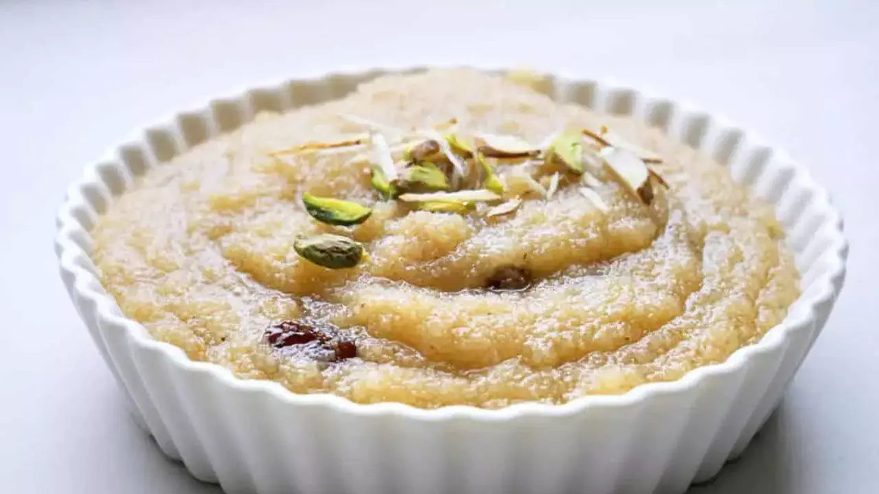 sooji halwa recipe hindi: सूजी के हलवे की ये रेसिपी देख लेंगे तो प्लेट चाटकर खाने पर मजबूर हो जाएंगे आप, जानिए पूरी विधि