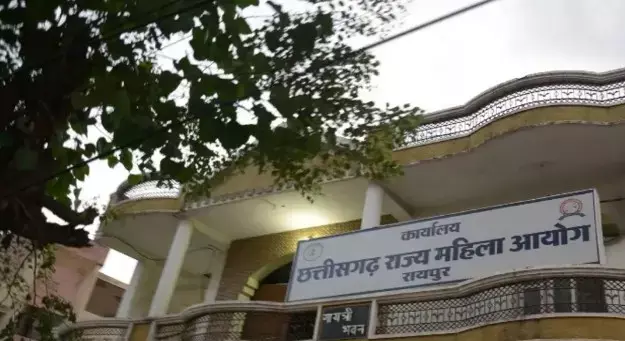 CG News: शिक्षक होकर किया ऐसा छल! मां की संपत्ति हड़पने पर महिला आयोग की फटकार- गुरुजी के नाम पर कलंक हो
