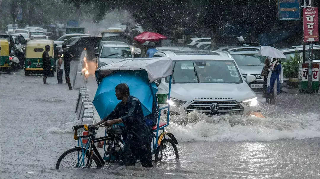 Delhi Monsoon Update: केरल से उत्तराखंड तक भारी बारिश का कहर, दिल्ली में अब भी इंतज़ार! कब मिलेगी राहत? पढ़ें पूरी रिपोर्ट