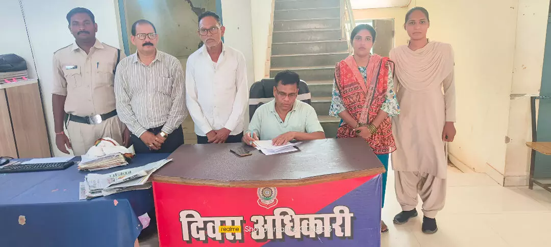 CG Bribery Case: छत्तीसगढ़ में पहली बार बड़ी कार्रवाई, नौकरी लगाने के नाम पर दिया 43 लाख घूस, रिश्वत देने और लेने वालों के खिलाफ FIR CG Bribery Case: छत्तीसगढ़ में पहली बार बड़ी कार्रवाई, नौकरी लगाने के नाम पर दिया 43 लाख घूस, रिश्वत देने और लेने वालों के खिलाफ FIR