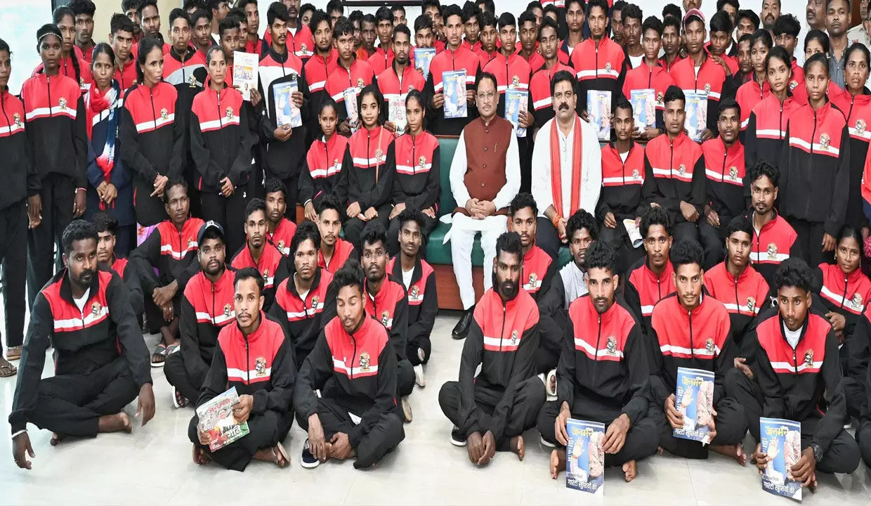 CG News: मुख्यमंत्री से मिलकर नक्सल प्रभावित क्षेत्र के युवाओं के खिले चेहरे, CM बोले-खूब पढ़ें और आगे बढ़ें, सरकार आपके साथ CG News: मुख्यमंत्री से मिलकर नक्सल प्रभावित क्षेत्र के युवाओं के खिले चेहरे, CM बोले-खूब पढ़ें और आगे बढ़ें, सरकार आपके साथ