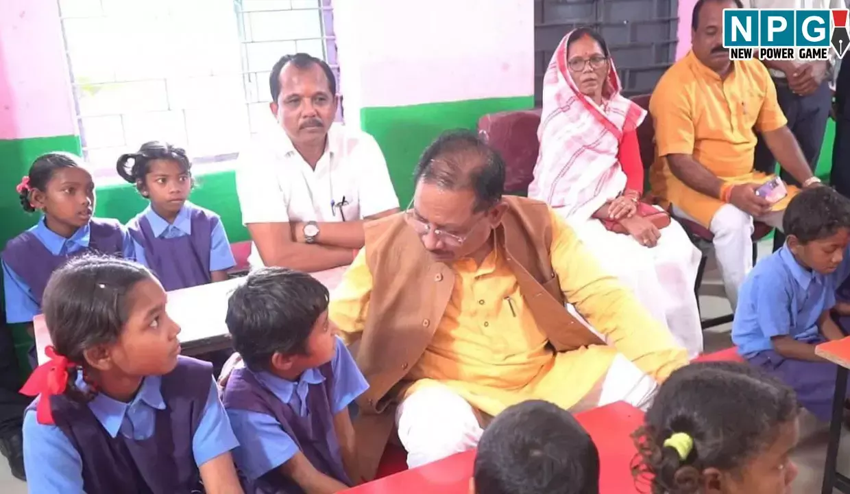 CG News: पढ़ाई ठीक से करना है न… मोबाइल ज्यादा नहीं देखना... जब CM विष्णुदेव साय बच्चों के बीच बैठकर स्मार्ट क्लास-रूम से हुए रू-ब-रू