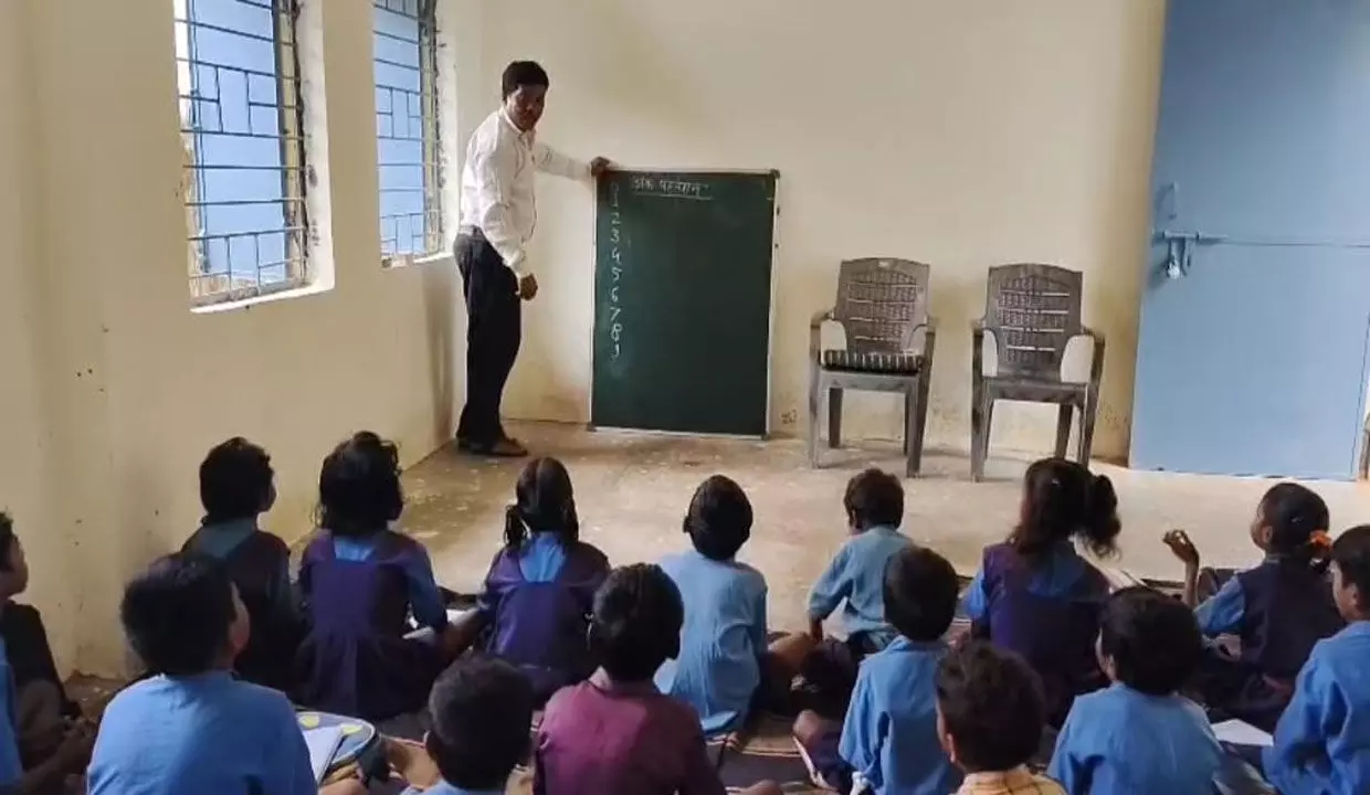 CG School News: चार साल तक एकल, फिर शिक्षकविहीन रहा स्कूल अब बन गया शिक्षा का केंद्र, युक्तियुक्तकरण से लौटी स्कूलों की रौनक, अब सुनाई दे रहे सवालों की गूंज