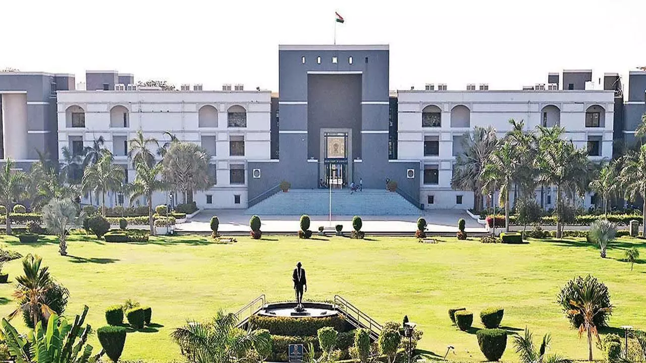 High Court News: हाई कोर्ट ने वकीलों से कहा- वर्चुअल सुनवाई के दौरान भी ड्रेस कोड है अनिवार्य, गाउन ना पहनने पर कोर्ट ने जताई आपत्ति