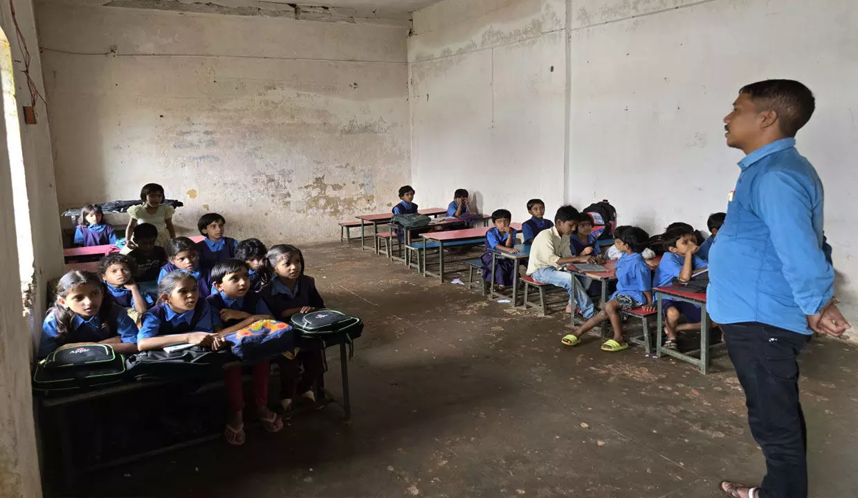 Yuktiyuktakaran: शिक्षक युक्तियुक्तकरण से सपनादर प्राथमिक शाला को मिले तीन शिक्षक, ग्रामीणों में हर्ष का वातावरण Yuktiyuktakaran: शिक्षक युक्तियुक्तकरण से सपनादर प्राथमिक शाला को मिले तीन शिक्षक, ग्रामीणों में हर्ष का वातावरण