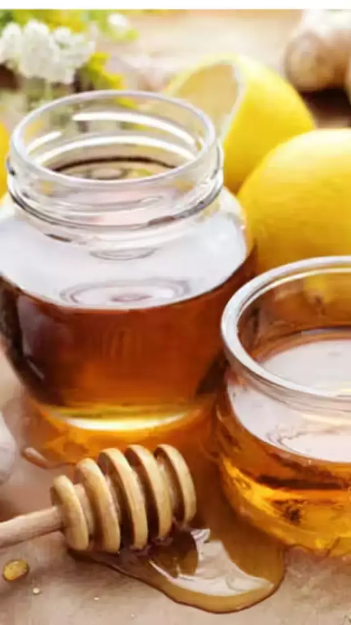 Adrak Sahad Khane Ke Fayde: हेल्दी रहने का नया राज, अदरक-शहद का जादुई पानी