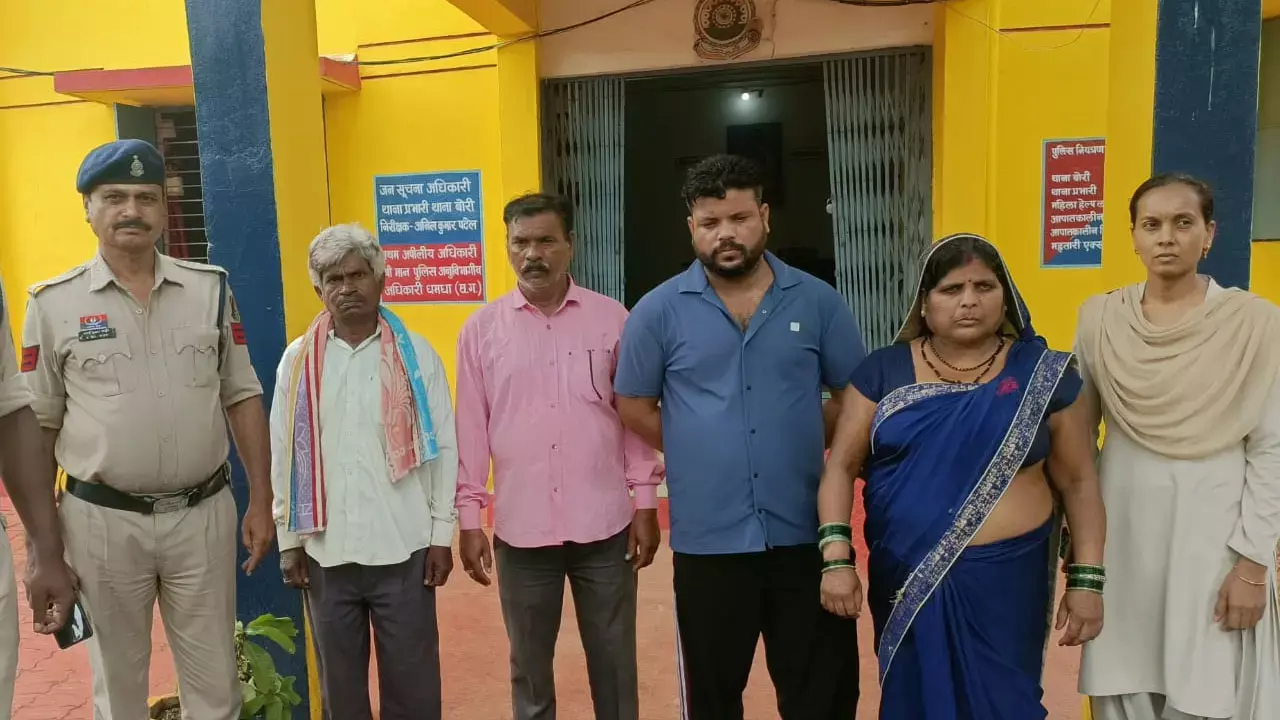 Durg Crime: शिक्षक का अपहरण और मारपीट, स्कूल के अंदर से उठा ले गये सूदखोर, महिला समेत 4 गिरफ्तार...