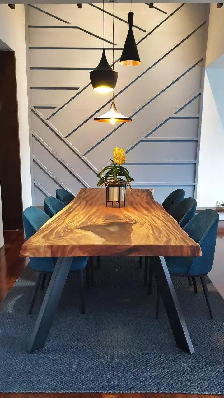 Vastu Tips: डाइनिंग टेबल पर रखें इन चीजों से सावधान, वास्तुा दोष से बचें और घर में सुख-शांति लाएं!