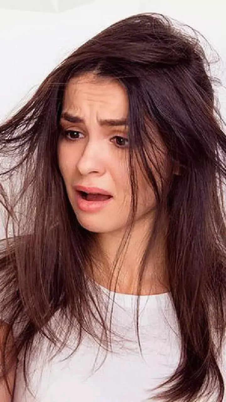 Hair Care Tips: बालों की सेहत के लिए अपनाएं ये जरूरी आदतें, बढ़ेगी ग्रोथ और चमक
